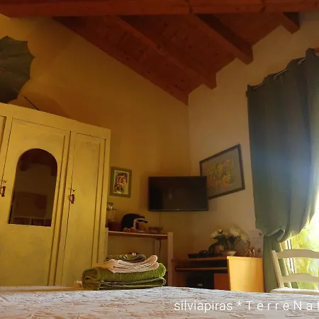 לינה וארוחת בוקר Fiadora Artist House *